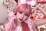 【辻希美・長女】希空　「ピンクだいすき」　ピンクヘアー × フリルドレス姿を公開　ピンク衣装とピンクグッズに囲まれた異世界ショット|TBS NEWS DIG