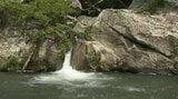 真田十勇士が忍術訓練したという伝説も…「気持ちいい！マイナスイオン、ガンガン感じます…」長野・上田市の千古（せんご）の滝…流れてきた川の水は巨大な岩に遮られ、2つの筋に|TBS NEWS DIG