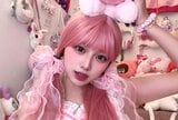 【辻希美・長女】希空　「ピンクだいすき」　ピンクヘアー × フリルドレス姿を公開　ピンク衣装とピンクグッズに囲まれた異世界ショット|TBS NEWS DIG