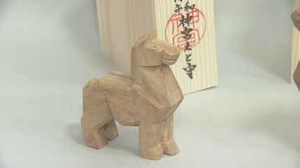 来年の干支“丙午”を一刀彫り 新春の旭日に凛とたくましく前進する春駒