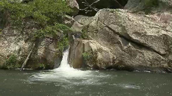 真田十勇士が忍術訓練したという伝説も…「気持ちいい！マイナスイオン、ガンガン感じます…」長野・上田市の千古（せんご）の滝…流れてきた川の水は巨大な岩に遮られ、2つの筋に　|　SBC NEWS | 長野のニュース | SBC信越放送