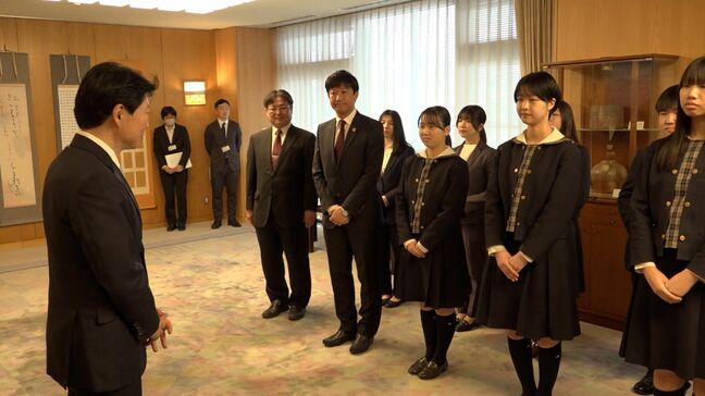 明誠学院高校書道部が知事に報告　全国大会で数多くの優秀な成績　センバツ高校野球プラカードの揮毫を3年連続で担当【岡山】|TBS NEWS DIG