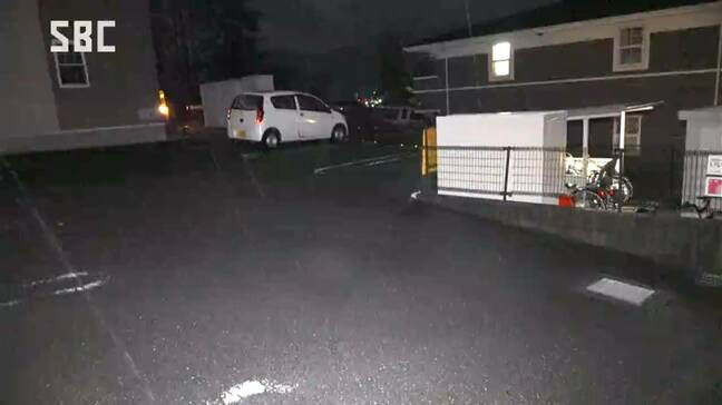 大きな音がして妻が駆けつけると…夫が車の下敷きに…夫は意識不明の重体…長野・諏訪市のアパートの駐車場 現場の駐車場には傾斜が|TBS NEWS DIG