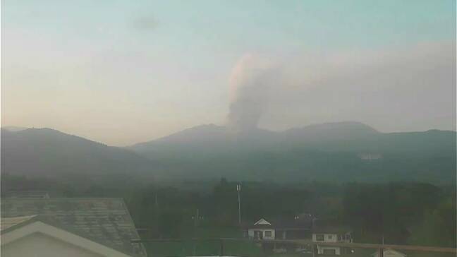 新燃岳の連続噴火継続　降灰は宮崎方面で鹿児島空港では平常運航　気象台「火口の北東だけでなく南東からも噴煙」【きょう・あすの降灰予報】|TBS NEWS DIG