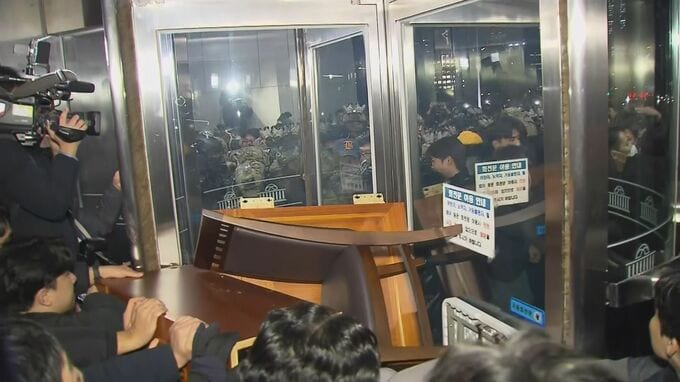 韓国検察が国会に突入した特殊部隊の司令官の逮捕状を請求　司令官は「ユン大統領から議員を引っ張り出せと指示受けた」と国会で明かす|TBS NEWS DIG