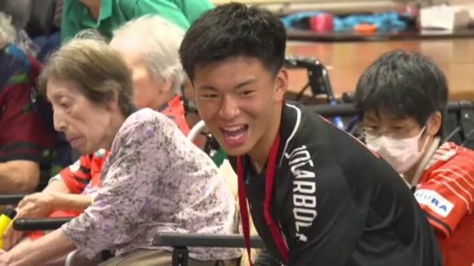 愛媛FCに復帰の行友翔哉選手が高齢者と交流 「足」しか使えない特別ルールでレクリエーションも|TBS NEWS DIG