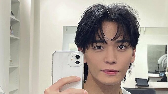 【8iper岡田隆之介】父は「ますだおかだ」の岡田圭右　近況自撮り写真に反響「センター分け1番大好き」「髪型もステキだけど、目力がすごいですね」|TBS NEWS DIG