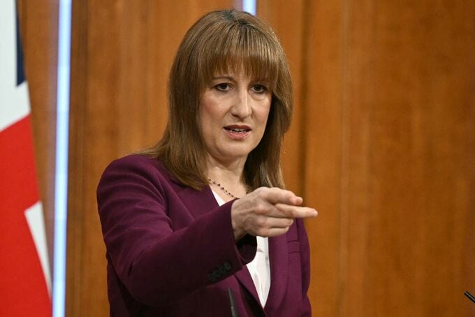 リーブス英財務相、公約違反の増税を強く示唆－月末の来年度予算案で