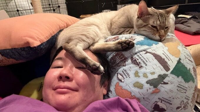 【やす子】愛猫が頭の上でリラックス三昧「動けない」ご満悦の笑み|TBS NEWS DIG