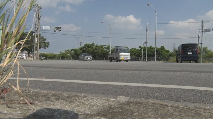 バイクが右折の車を避けようと転倒　車は救護せず逃走　バイク運転手の高校生（17）は軽傷　　|　沖縄のニュース｜RBC 琉球放送