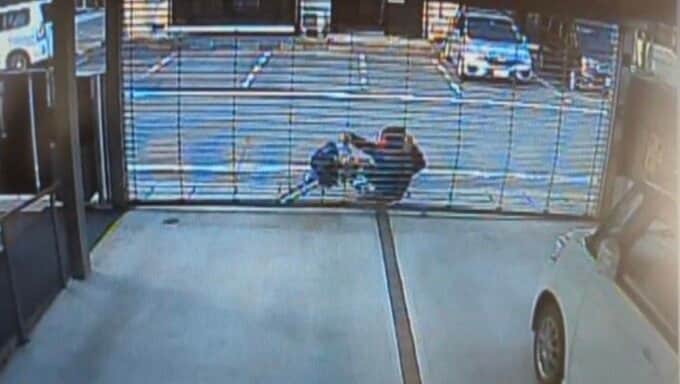 【防犯カメラ】「修理費は200万」自転車がシャッターを破壊し逃走…家人は警察に相談　ふらついて倒れ込むもすぐに立ち去る（山形市）　|　山形のニュース│TUYテレビユー山形