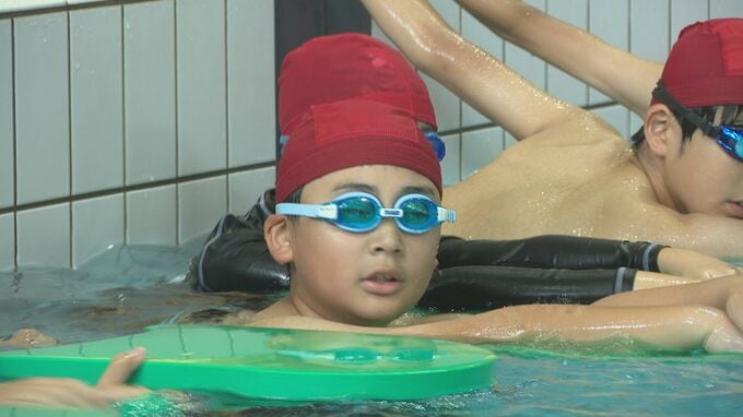 学校の水泳授業 校内の“屋外プール”から屋内で設備充実の“金沢プール”で実施 先生はインストラクターで授業の質は充実も時間の確保が課題に|TBS NEWS DIG
