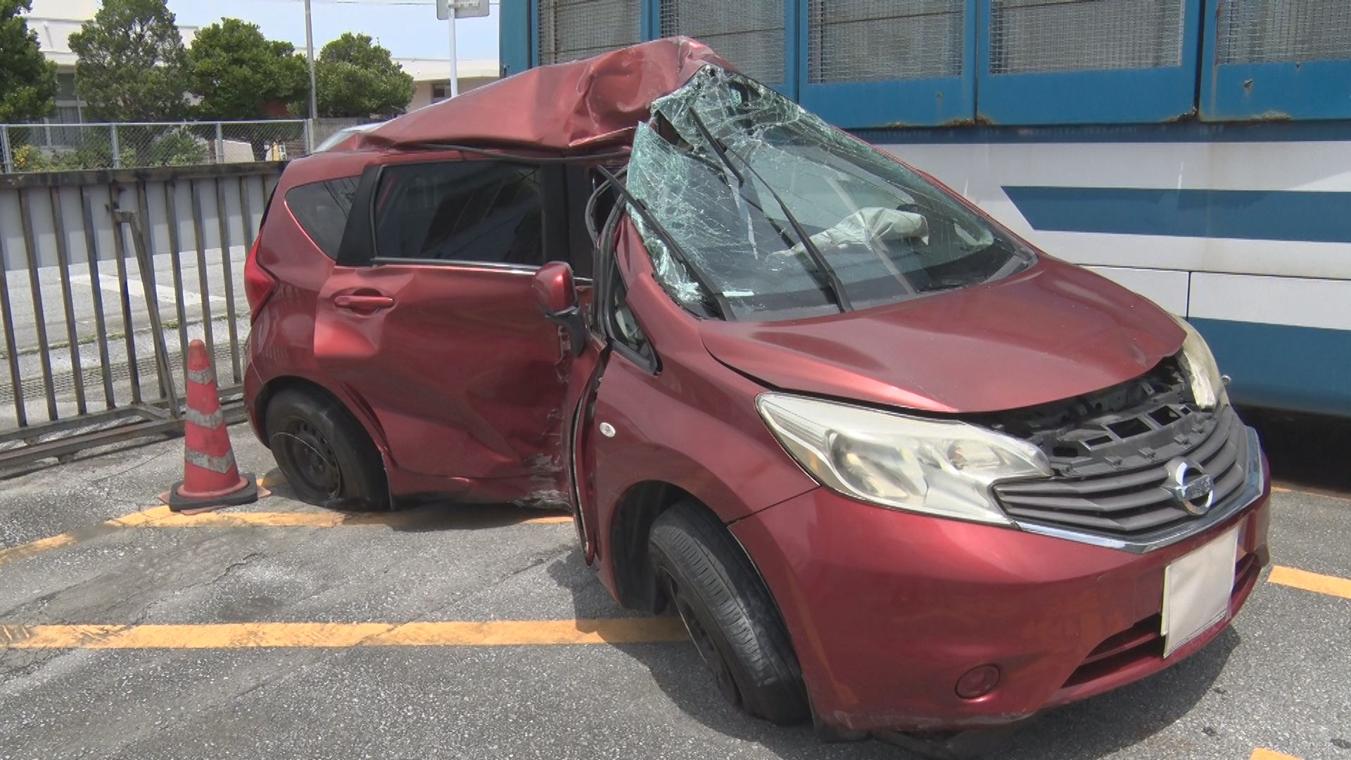 乗用車が道路左側の電柱に衝突　運転していた23歳の男性が死亡　沖縄・名護市
