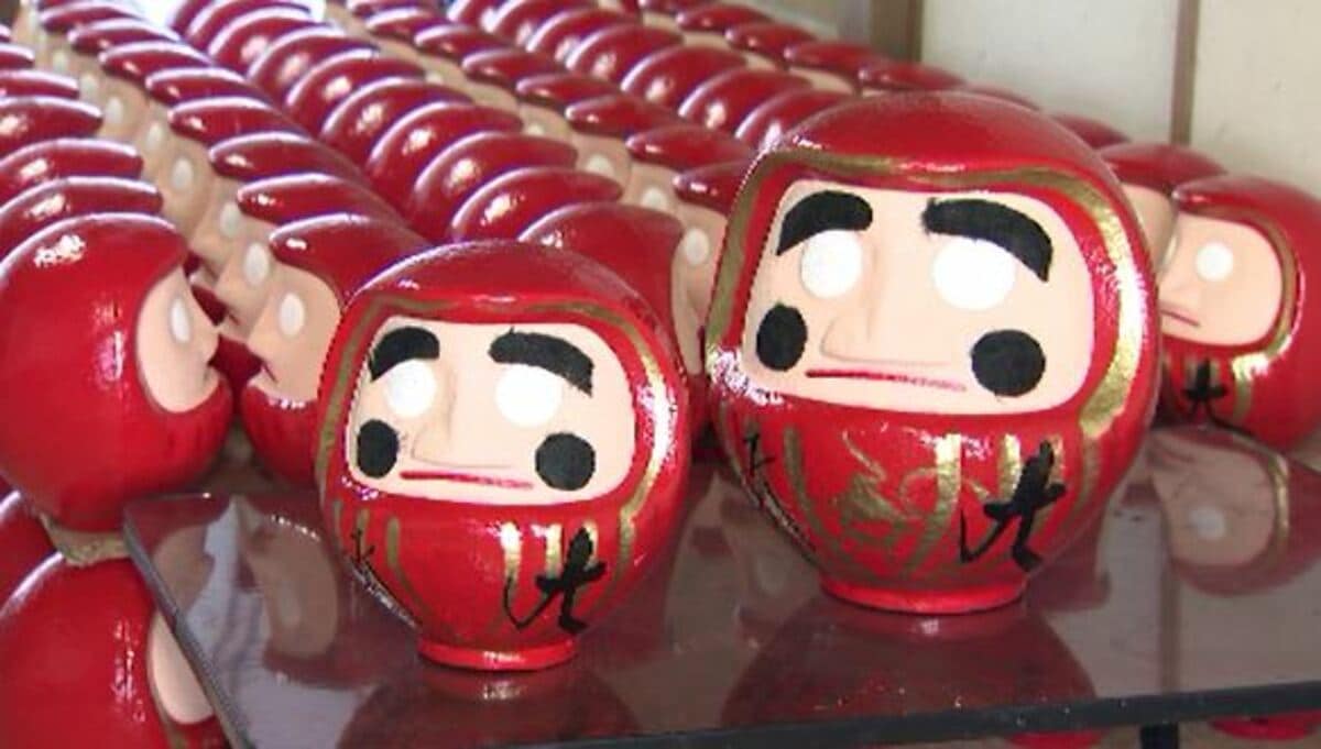 家庭「円」満を願って「丸い」髭が特徴 正月の縁起物「松本だるま