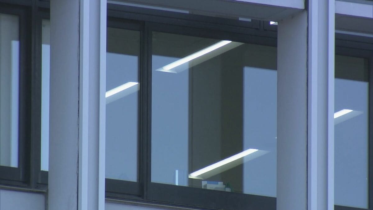 勤務先の小学校で…着替え中の女性の下着姿を盗撮した疑い 32歳小学校教諭を逮捕 別の容疑で逮捕された際に押収されたスマホから動画見つかる 岐阜･大垣市