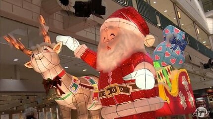 クリスマスねぶた』青森市のショッピングセンターに登場！「普通の