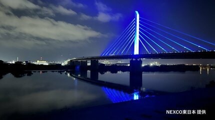 平和と湊町新潟をイメージしたブルーに 北陸道「ときめき橋」をライト