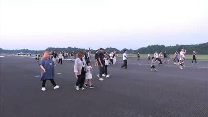 飛行機マニアにとって特別な体験」鹿児島空港で滑走路を歩くイベント