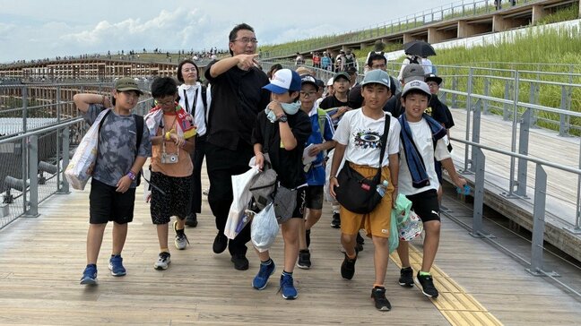 「多様性への思いを円に込めた」大阪・関西万博の大屋根リングを設計した藤本壮介さんが故郷・東神楽町の小学生を案内、参加した小学生「世界が集まっていて神秘的だった」|TBS NEWS DIG