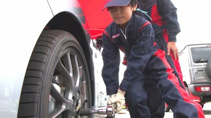 タイヤ交換を体験する小学生