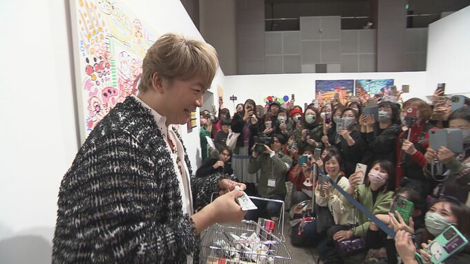 「繊細でありながら自由で大胆」香取慎吾さんの個展始まる 会場に駆けつけファンと交流 即興で描くパフォーマンスも披露　広島　|　RCC NEWS | 広島ニュース | RCC中国放送