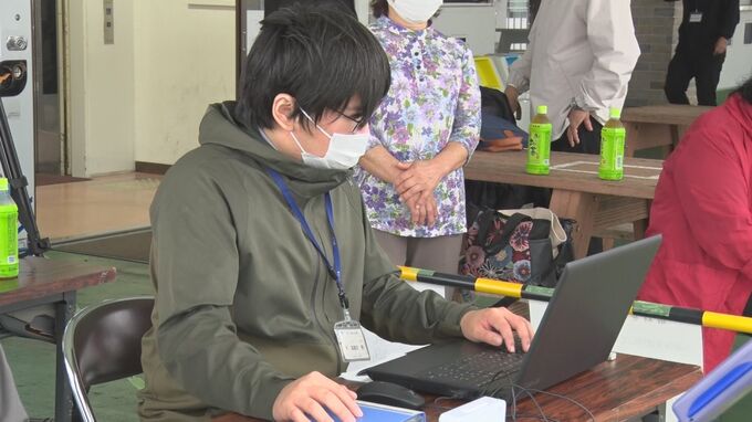 離着陸回数は過去5年で最多の嘉手納基地　騒音増加の現状を周辺の住民が目視調査　|　沖縄のニュース｜RBC 琉球放送