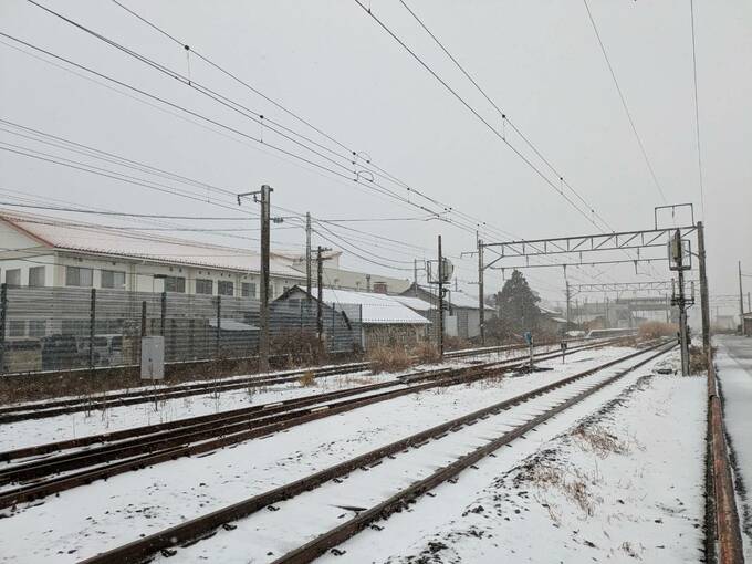 【現場】線路を道路と間違えて侵入か...線路内の車と列車が衝突　成人男性1人死亡　当時は吹雪（山形・遊佐町）　|　山形のニュース│TUYテレビユー山形