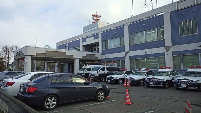 「ドン！」警察署近くで乗用車が縁石乗り上げる単独事故　36歳自称会社員の男を酒気帯びと無免許運転容疑で現行犯逮捕　車は他人名義　北海道苫小牧市　|TBS NEWS DIG