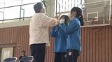 孫世代の生徒とハイタッチ　地域住民が高校の授業に参加して一緒にスポーツで汗　20年以上続く公開授業「スポーツレストラン」開店　|　SBC NEWS | 長野のニュース | SBC信越放送