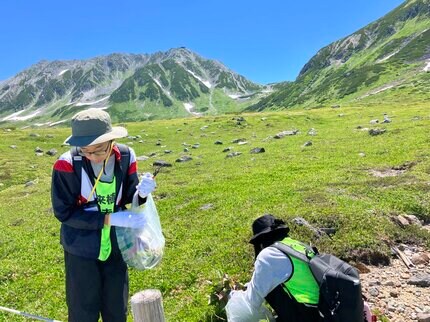 気温19度の別世界 雲上の立山で中学生が外来植物の除去活動 『山の日