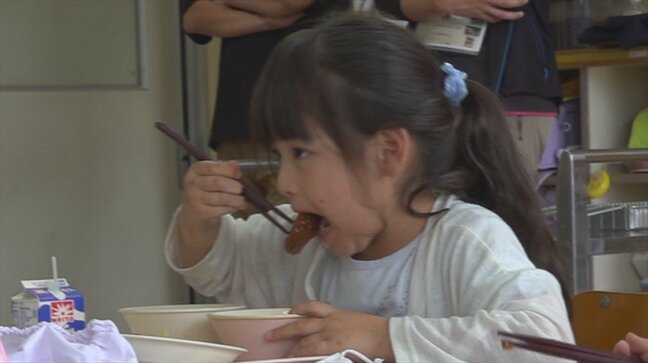 「美味しかった」　強い甘みが特徴の地元特産玉ねぎ使用のハンバーグ　児童が給食で味わう　山梨・大月市|TBS NEWS DIG