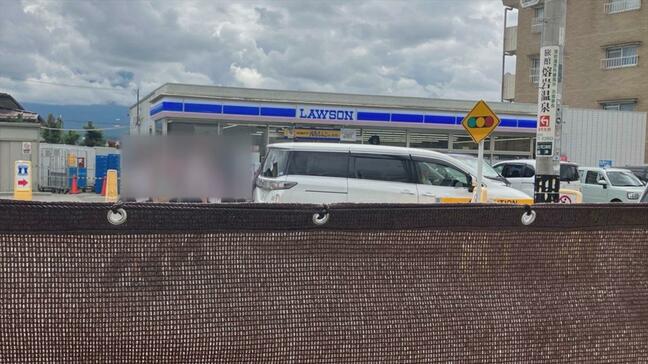 外国人観光客に人気“コンビニ富士山” 1年ぶりに新たな幕設置 危険な道路横断などが問題 山梨・富士河口湖町|TBS NEWS DIG