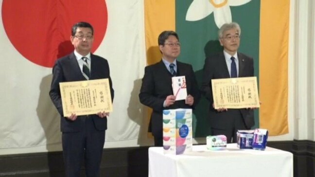 「生理用品を購入するのに、経済的な問題から購入するのを留まったデータもある」大王製紙とレデイ薬局が衛生用品を学校に贈呈 愛媛|TBS NEWS DIG