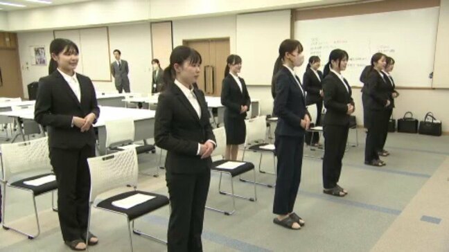 指先ひとつにもプロの魂を。伊予銀行の新人行員たちが挑む、宿泊合宿5日間の「銀行員マナー」【愛媛】|TBS NEWS DIG