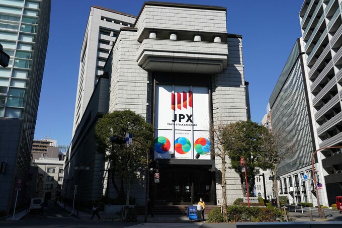 日本株は情報・通信など堅調、金融や資源は売り優勢－指数方向感欠く