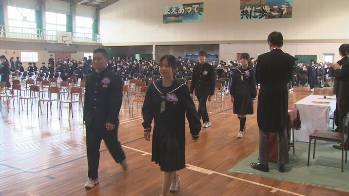 「家族に感謝を伝えたい気持ちです」　中学校で卒業式　マスクは着けず"５年ぶり"コロナ禍前と同じ形式に　|　BSSニュース | BSS山陰放送