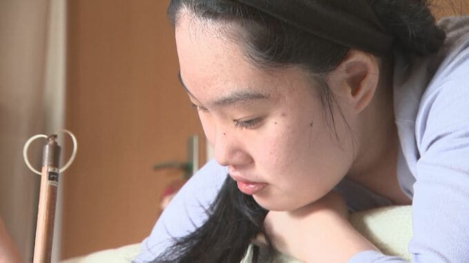 生まれつき両下肢機能障害・脊髄髄膜瘤などの合併症も…　重度障害を乗り越え8歳から始めた「書道」　うつ伏せで筆を走らせる制作スタイル…21歳の女性が作品に込めた思いとは？|TBS NEWS DIG