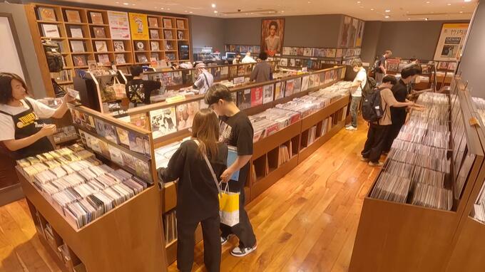 令和にブーム再燃!「YouTubeからハマった」80年代アイドルのレコード探す22歳 「平均70点とれたらプレーヤー買う」高2の娘と来店した父親【タワレコのレコード専門店を定点観測】|TBS NEWS DIG