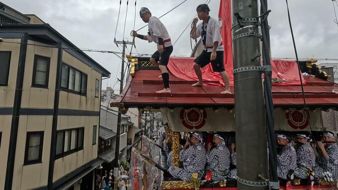 【祇園祭・山鉾巡行】地上８ｍ"空中戦"で鉾と安全守る「屋根方」に密着　鉾より狭い路地を通す！？その技と集中力の裏には伝統を支える誇りがあった「こんな経験なかなかない」|TBS NEWS DIG