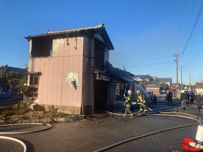 「爆発音がした」新潟市西区で車庫と倉庫が燃える火事　けが人なし|TBS NEWS DIG