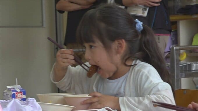 「美味しかった」　強い甘みが特徴の地元特産玉ねぎ使用のハンバーグ　児童が給食で味わう　山梨・大月市　|　山梨のニュース | ＵＴＹテレビ山梨