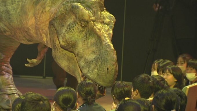 「最初は怖かったけど…」8ｍのティラノサウルス登場に被災児童たち大興奮　富山・氷見市|TBS NEWS DIG