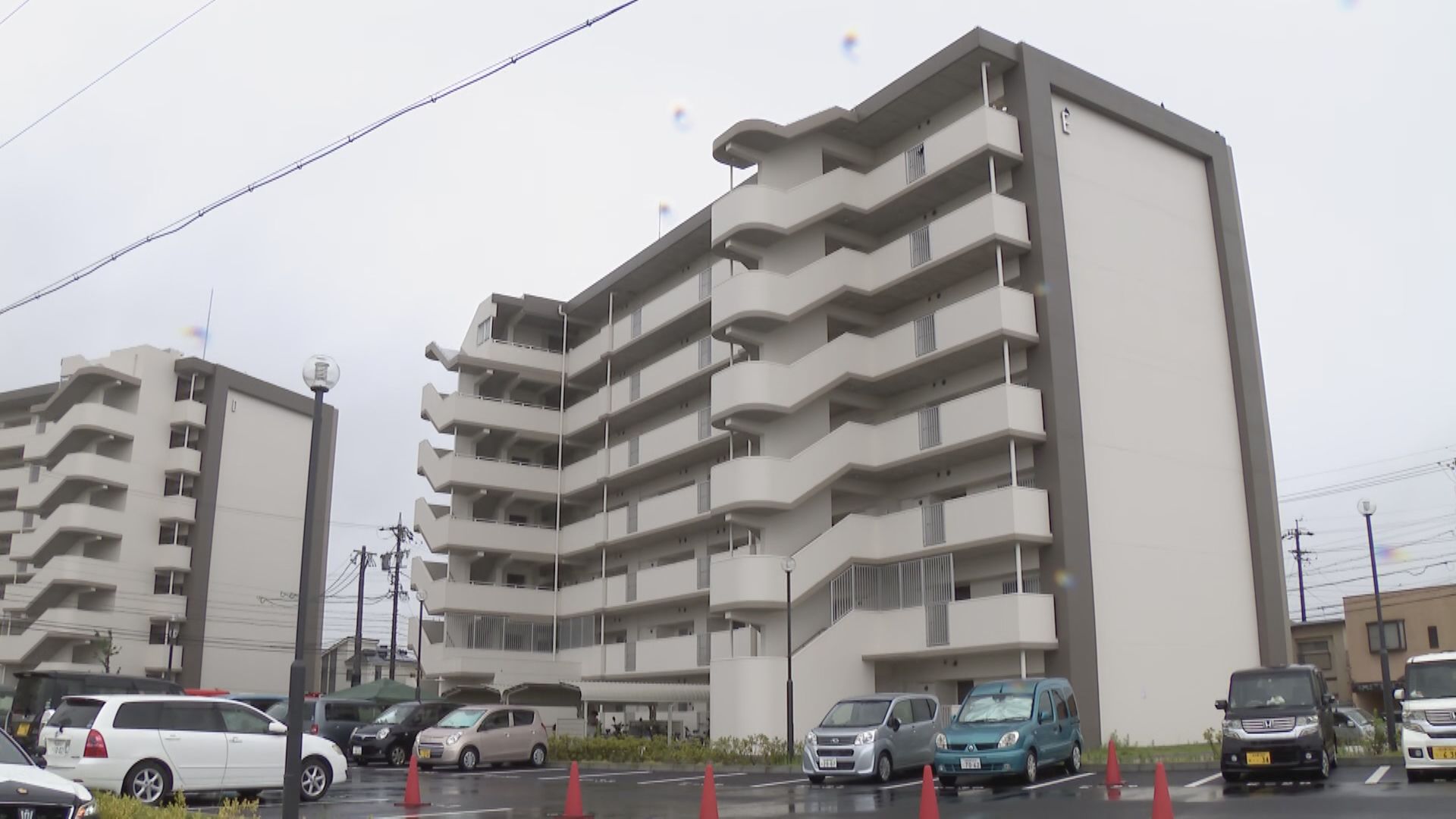 県営住宅7階で火事　住民とみられる50代男性が一時意識不明になり病院へ搬送　寝室とみられる部屋の壁が燃える