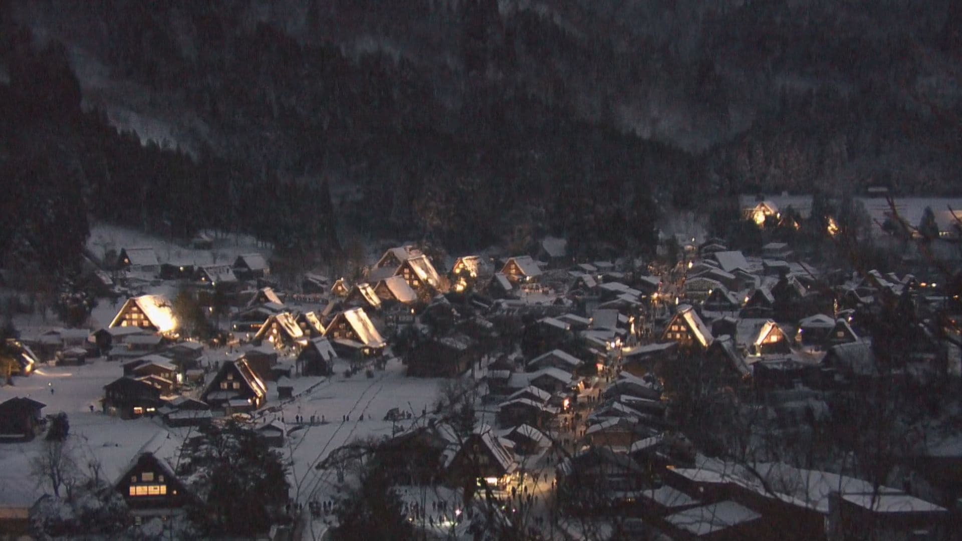 幻想的な景色で観光客らを魅了　白川郷の合掌造りでライトアップが行われる　岐阜・白川村