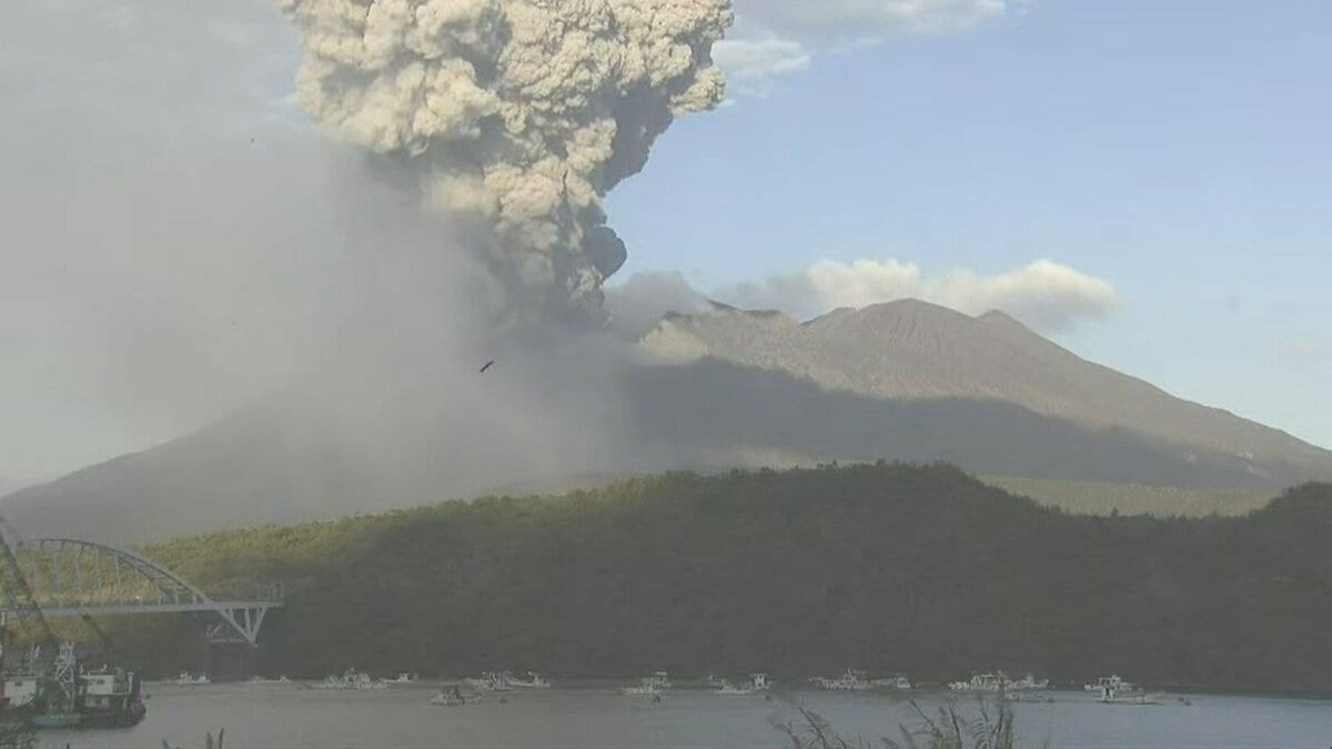 桜島で噴火 噴煙1400m【18日の降灰予報】鹿児島 | 鹿児島の