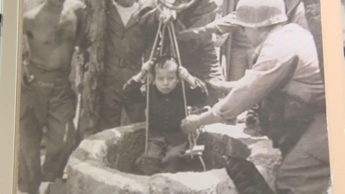 隠れた井戸から救出される子どもの姿も　写真パネル展「沖縄戦の中の宜野湾」