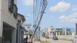 傾いた電柱が歩道から道路にせり出す　原因は車の衝突事故　「倒壊なし」と判断し建て替えまで現状維持|TBS NEWS DIG