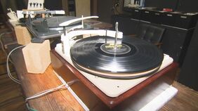 ビートルズ・ローリングストーンズ…オリジナル盤レコードで音響機器も当時のもの　ロック黎明期「あの時代の音」をこだわりの再現|TBS NEWS DIG