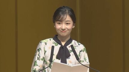 【佳子様♡ご確認ページ】 佳子さま、読書が「心の支えになることも」鮮やかな青いジャケット姿で