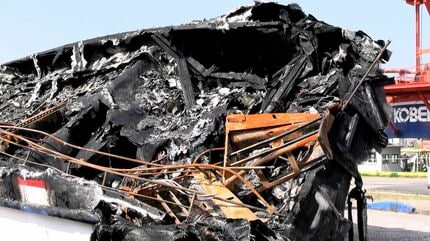 黒く焼け焦げた船体 男木島沖で出火・沈没した観光船 引き揚げられた